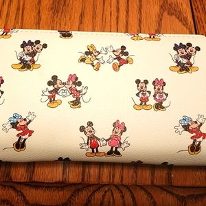 🌸NWT🌸Disney Minnie & Mickey Full Size Wallet🌸